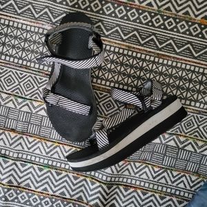 Black and white platform Tevas sz. 8